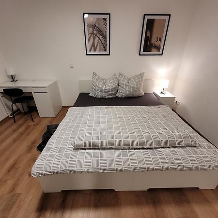 Living Flat, Eine Wohnung Mit Zwei Schlafzimmern Und Balkon Schorndorf  Bagian luar foto