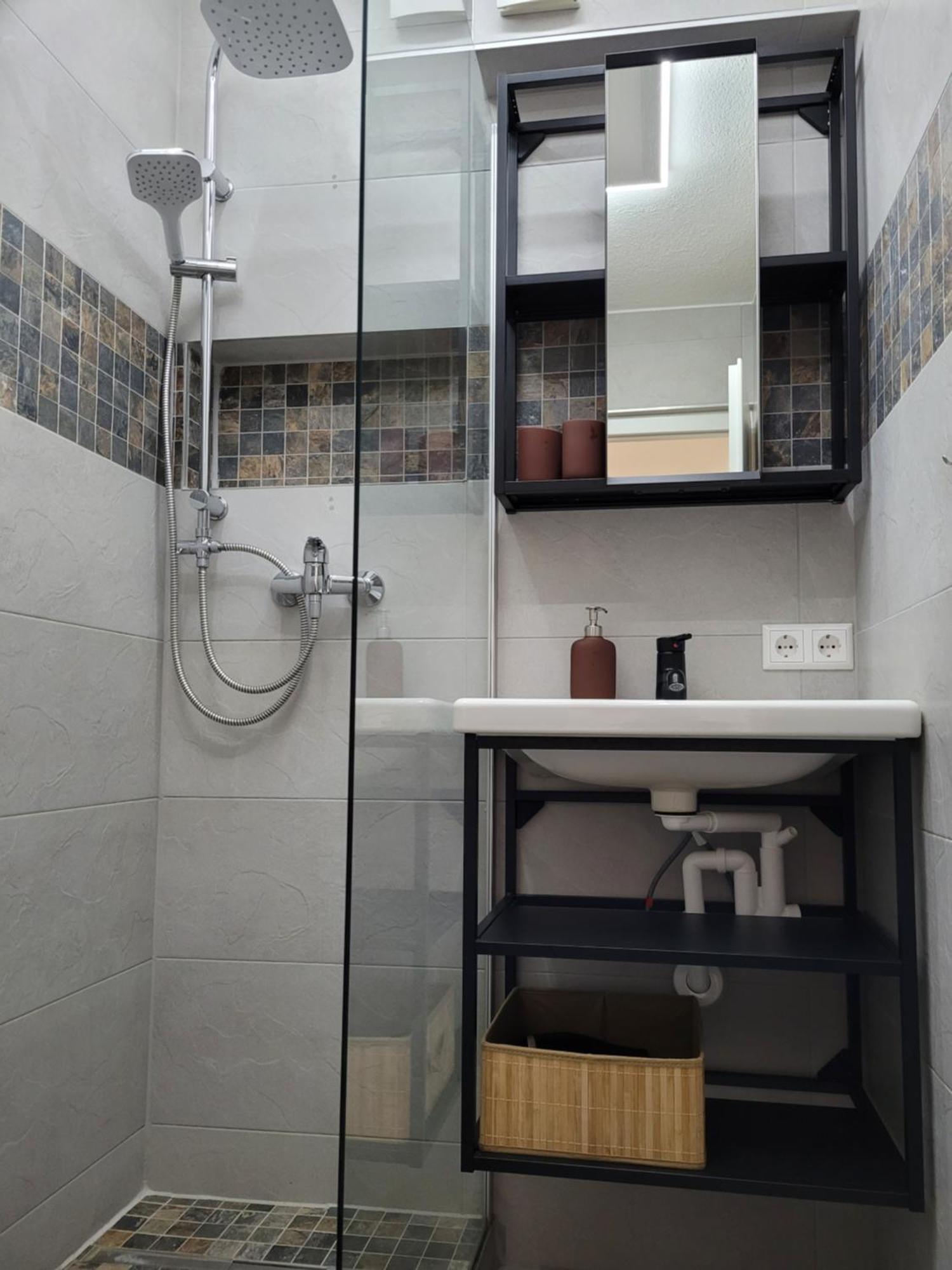 Living Flat, Eine Wohnung Mit Zwei Schlafzimmern Und Balkon Schorndorf  Bagian luar foto