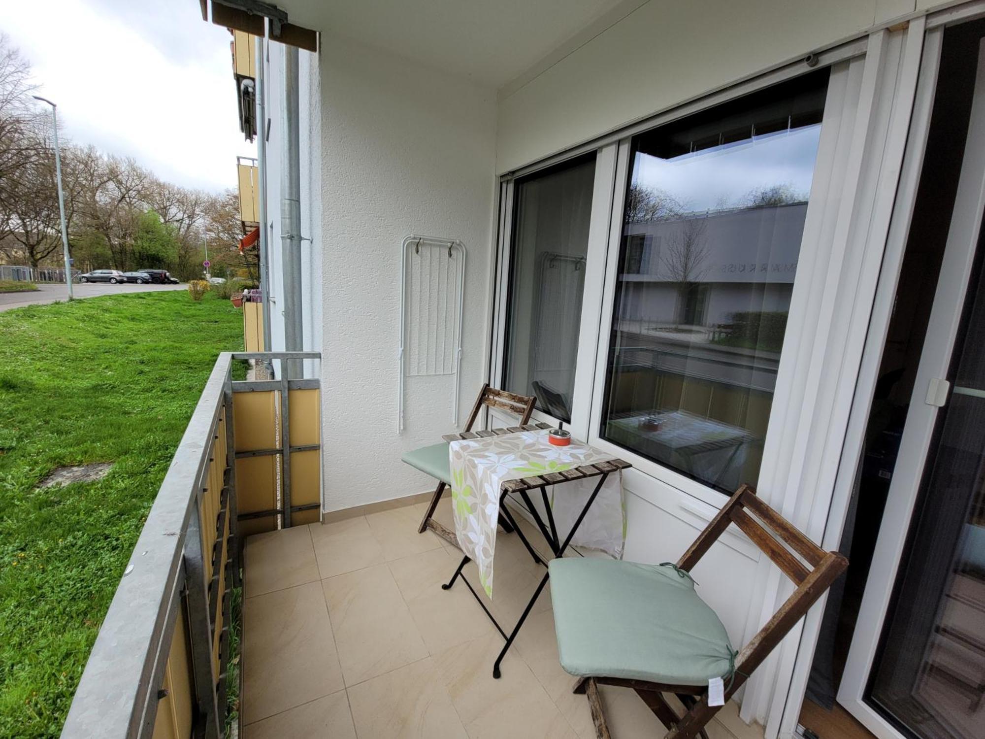 Living Flat, Eine Wohnung Mit Zwei Schlafzimmern Und Balkon Schorndorf  Bagian luar foto