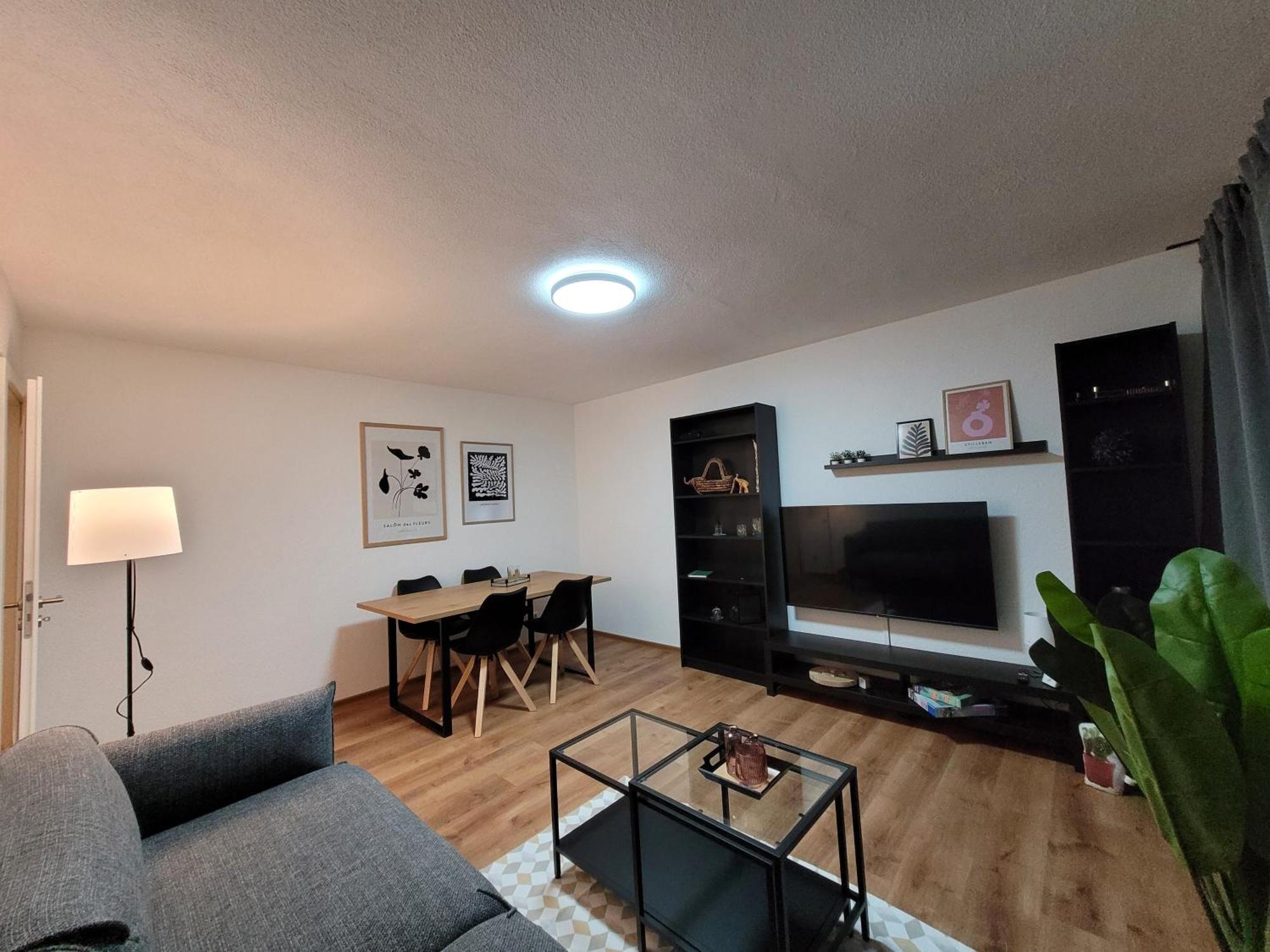 Living Flat, Eine Wohnung Mit Zwei Schlafzimmern Und Balkon Schorndorf  Bagian luar foto
