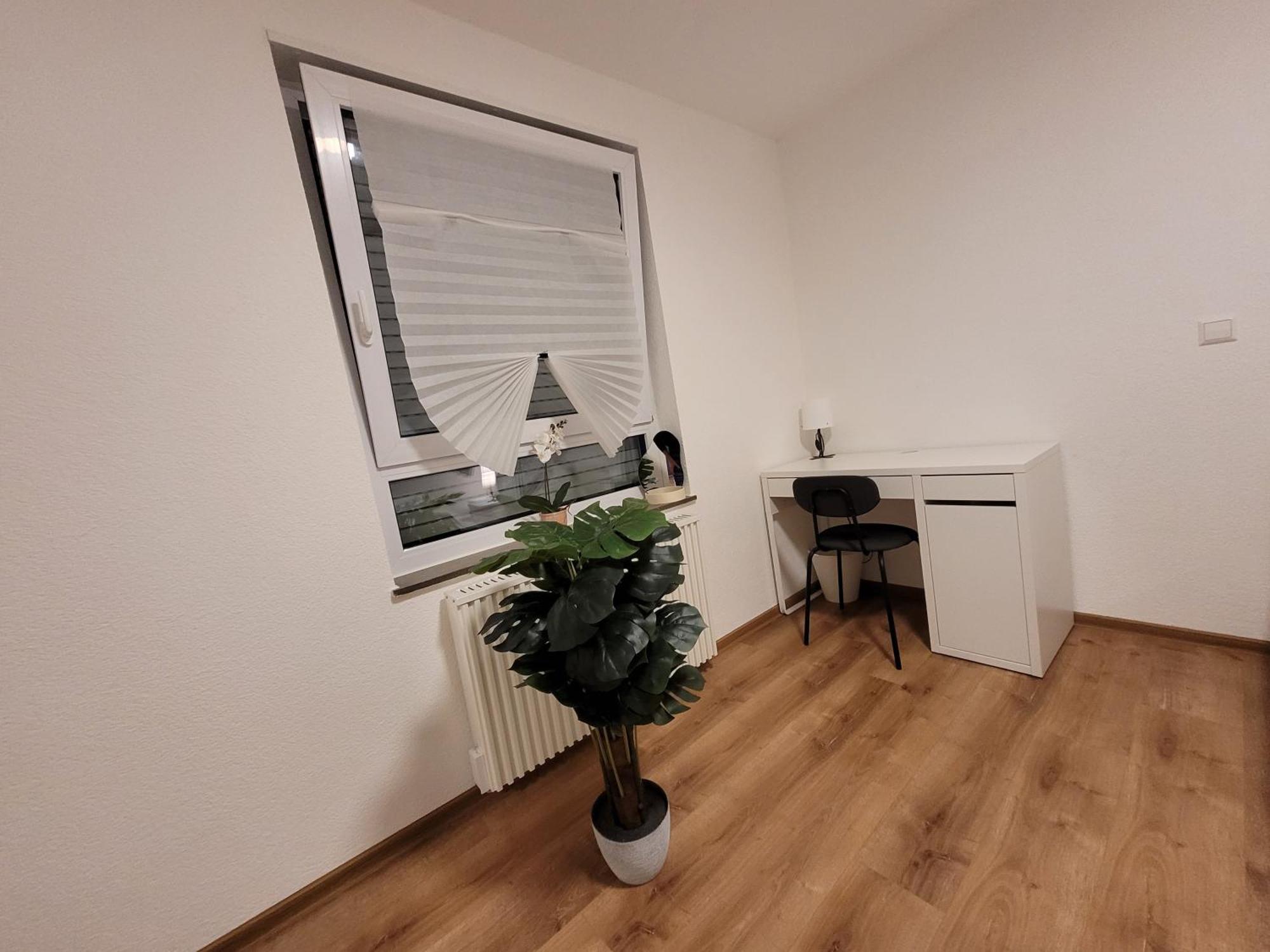 Living Flat, Eine Wohnung Mit Zwei Schlafzimmern Und Balkon Schorndorf  Bagian luar foto